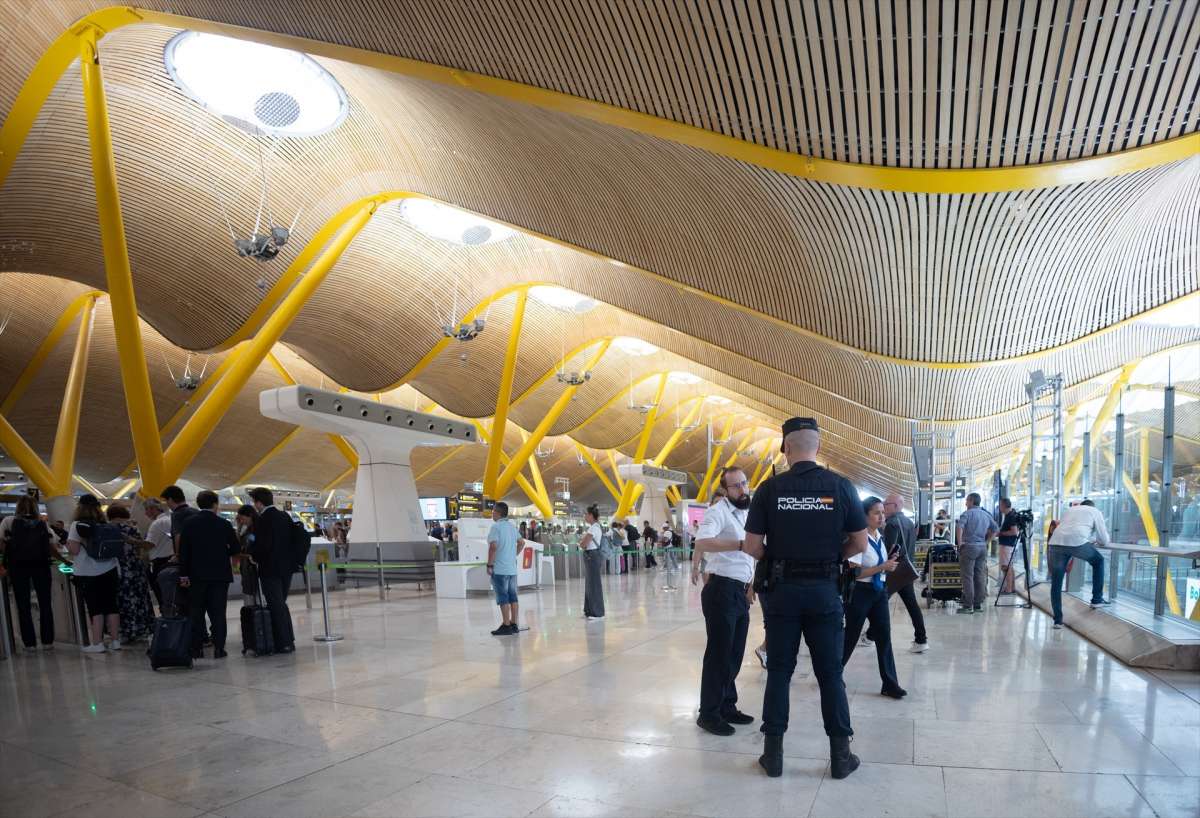 Condenan a siete años de cárcel a un hacker que atacaba redes WiFi de aeropuertos y vuelos